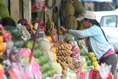 Giá rau thịt hạ nhiệt, hoa quả “nhảy” theo Rằm