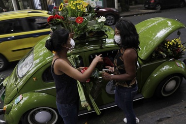 Biến xe Beetle cổ thành quầy bán hoa tươi trên phố thu hút mọi ánh nhìn