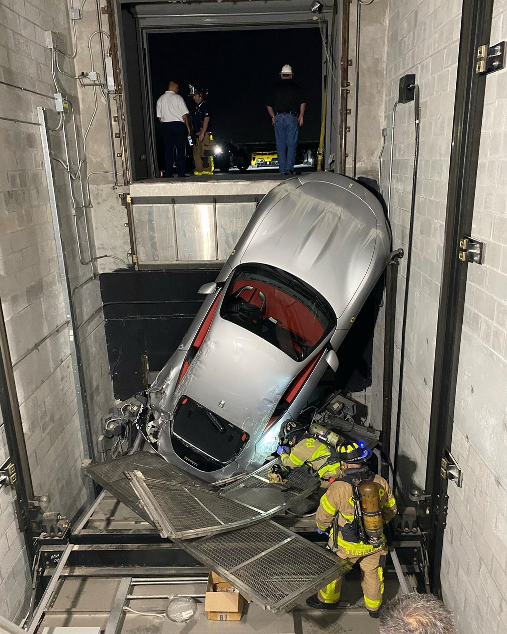 Sự cố hi hữu siêu xe Ferrari Roma rơi trong thang máy tại đại lý - 1 Sự cố hi hữu siêu xe Ferrari Roma rơi trong thang máy tại đại lý - 1