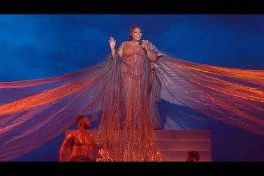 Lizzo biểu diễn sôi động