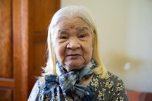 Chuyện cảm động về mái tóc bạch kim đặc biệt của cụ bà 93 tuổi ở Hà Nội