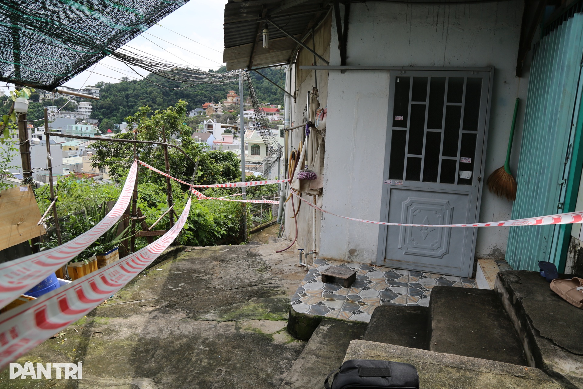 Cận cảnh khu vực nguy cơ sạt lở khiến 19 hộ dân Vũng Tàu di dời trong đêm - 9 Cận cảnh khu vực nguy cơ sạt lở khiến 19 hộ dân Vũng Tàu di dời trong đêm - 9