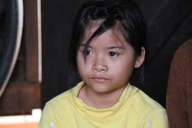 Xót xa bé gái  10 tuổi hai lần chịu cảnh mồ côi, bơ vơ như "chim non không tổ"