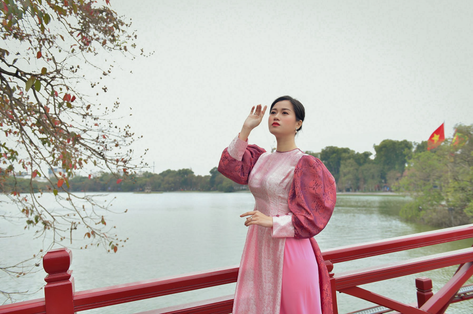 Lâm Vỹ Dạ tha thướt với áo dài tơ tằm của NTK Đức Hùng - 2 Lâm Vỹ Dạ tha thướt với áo dài tơ tằm của NTK Đức Hùng - 2
