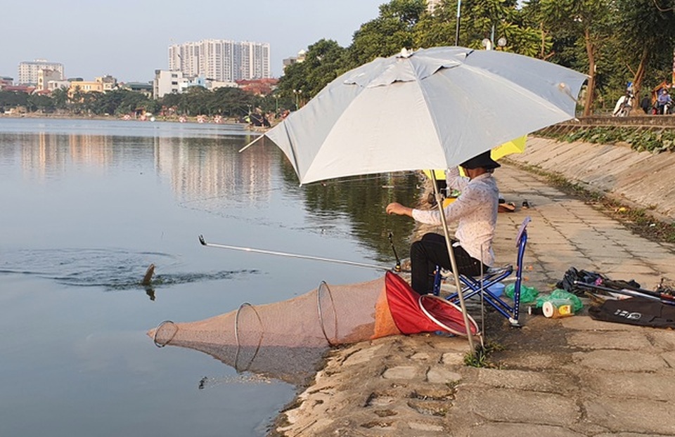 Hà Nội: Công an sẽ lập chốt dẹp dịch vụ câu cá trái phép ở hồ Định Công - 1 Hà Nội: Công an sẽ lập chốt dẹp dịch vụ câu cá trái phép ở hồ Định Công - 1