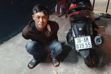 Thanh niên dùng dao khống chế, cướp tài sản của người đi bộ ở Bình Dương
