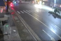 Xe máy kẹp 3 lao vào tường rào UBND huyện, 2 người tử vong