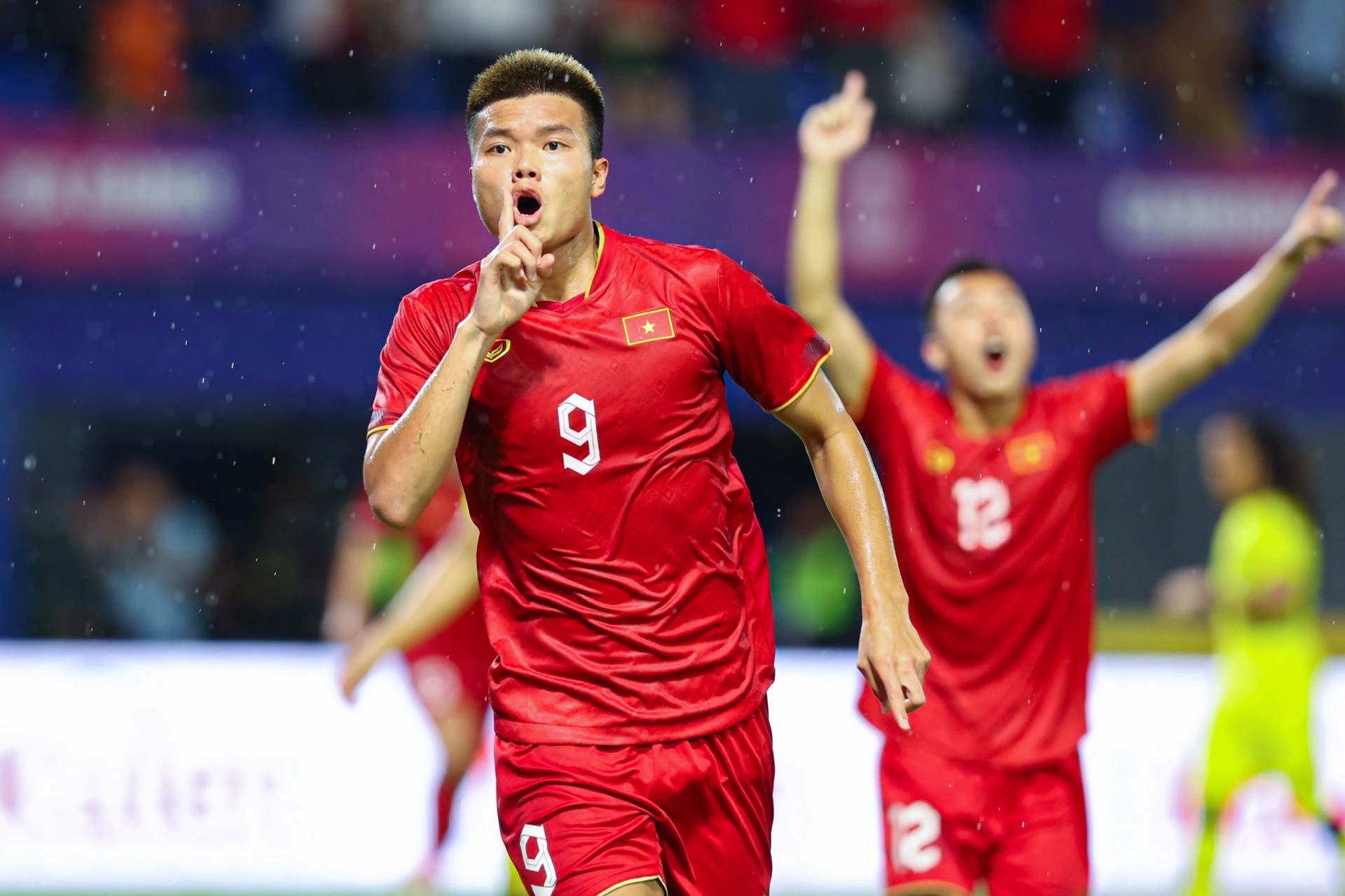Mặt sân thi đấu của U22 Việt Nam bị cày nát sau cơn mưa lớn - 9 Mặt sân thi đấu của U22 Việt Nam bị cày nát sau cơn mưa lớn - 9