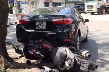 Hà Nội: Tài xế lùi xe bất cẩn, cuốn 2 xe máy vào gầm