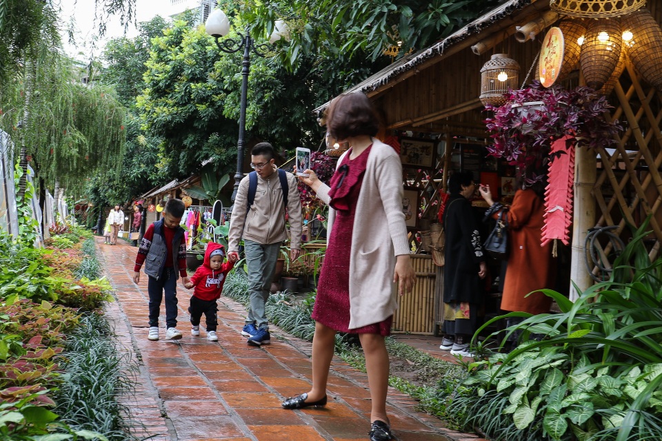 Mưa lạnh người dân vẫn đổ về Văn Miếu xin chữ đầu năm - 11 Mưa lạnh người dân vẫn đổ về Văn Miếu xin chữ đầu năm - 11