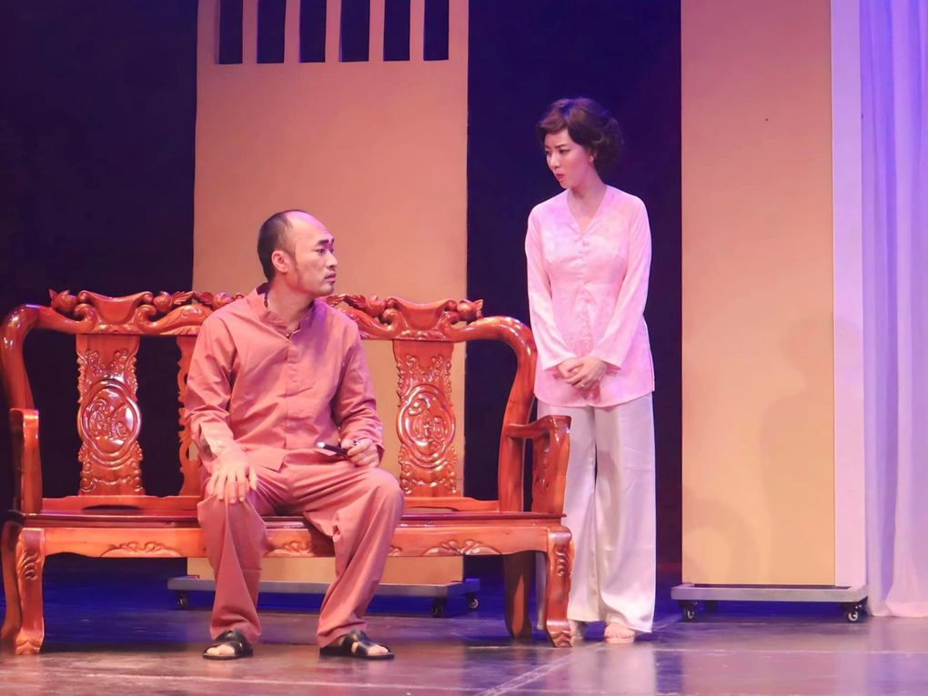 Thu Trang, Tiến Luật trở lại kịch sau 5 năm, vui vì khán giả vẫn vỗ tay - 1 Thu Trang, Tiến Luật trở lại kịch sau 5 năm, vui vì khán giả vẫn vỗ tay - 1