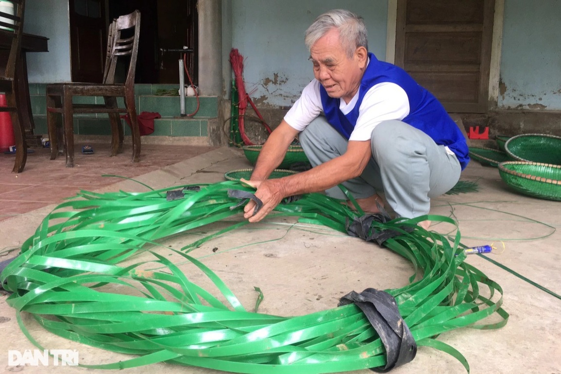 Ông lão thương binh gây bất ngờ khi biến thứ bỏ đi thành vật dụng hữu ích - 2 Ông lão thương binh gây bất ngờ khi biến thứ bỏ đi thành vật dụng hữu ích - 2