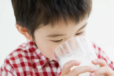 "Nhồi" con uống sữa nhiều - chưa hẳn tốt