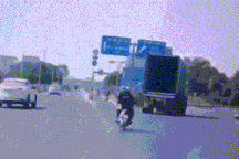 Xôn xao clip ô tô ôm cua, tông 2 người đi xe máy ở TPHCM