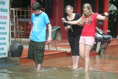 Du khách nước ngoài hào hứng với cảnh... ngập lụt