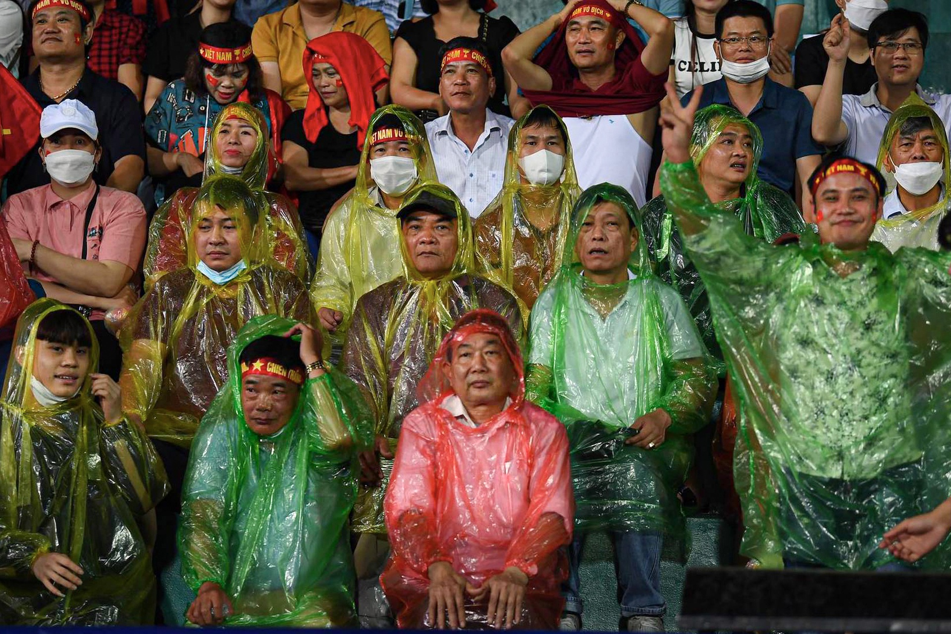 Bất chấp mưa lớn, CĐV phủ kín sân Việt Trì tiếp lửa cho U23 Việt Nam - 13 Bất chấp mưa lớn, CĐV phủ kín sân Việt Trì tiếp lửa cho U23 Việt Nam - 13