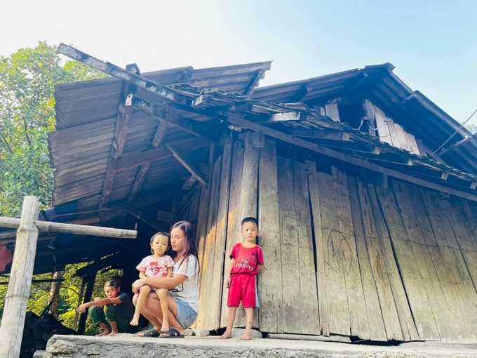 Chị Phùng Thị Hương – mẹ bé Như Ý phải ở nhà chăm sóc các con, cháu và 2 người chị bị thiểu năng trí tuệ