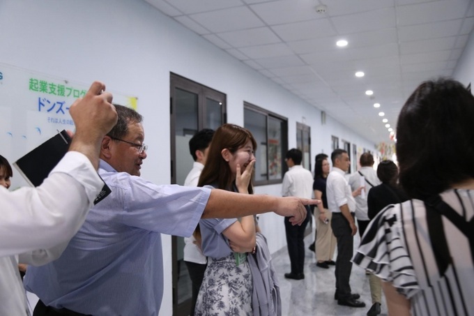 Các thành viên trong Đoàn công tác tham quan khuôn viên, cơ sở vật chất, các phòng học và phòng chức năng tại Trường Cao đẳng Kỹ thuật – Công nghệ Bách Khoa..