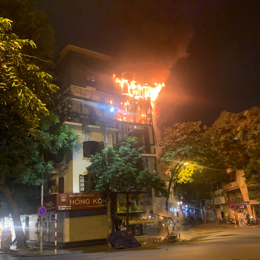 Cháy cửa hàng bánh ngọt Hồng Kông trên phố cổ Hà Nội - 2 Cháy cửa hàng bánh ngọt Hồng Kông trên phố cổ Hà Nội - 2