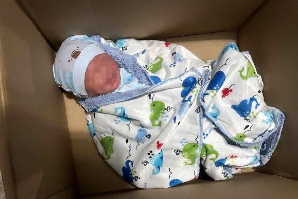 Bé trai bị bỏ trước nhà dân ở TPHCM kèm nội dung “hoàn cảnh quá éo le” - 1