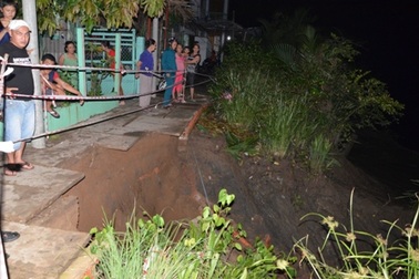 Đường sạt lở xuống sông, 7 hộ dân bị cô lập