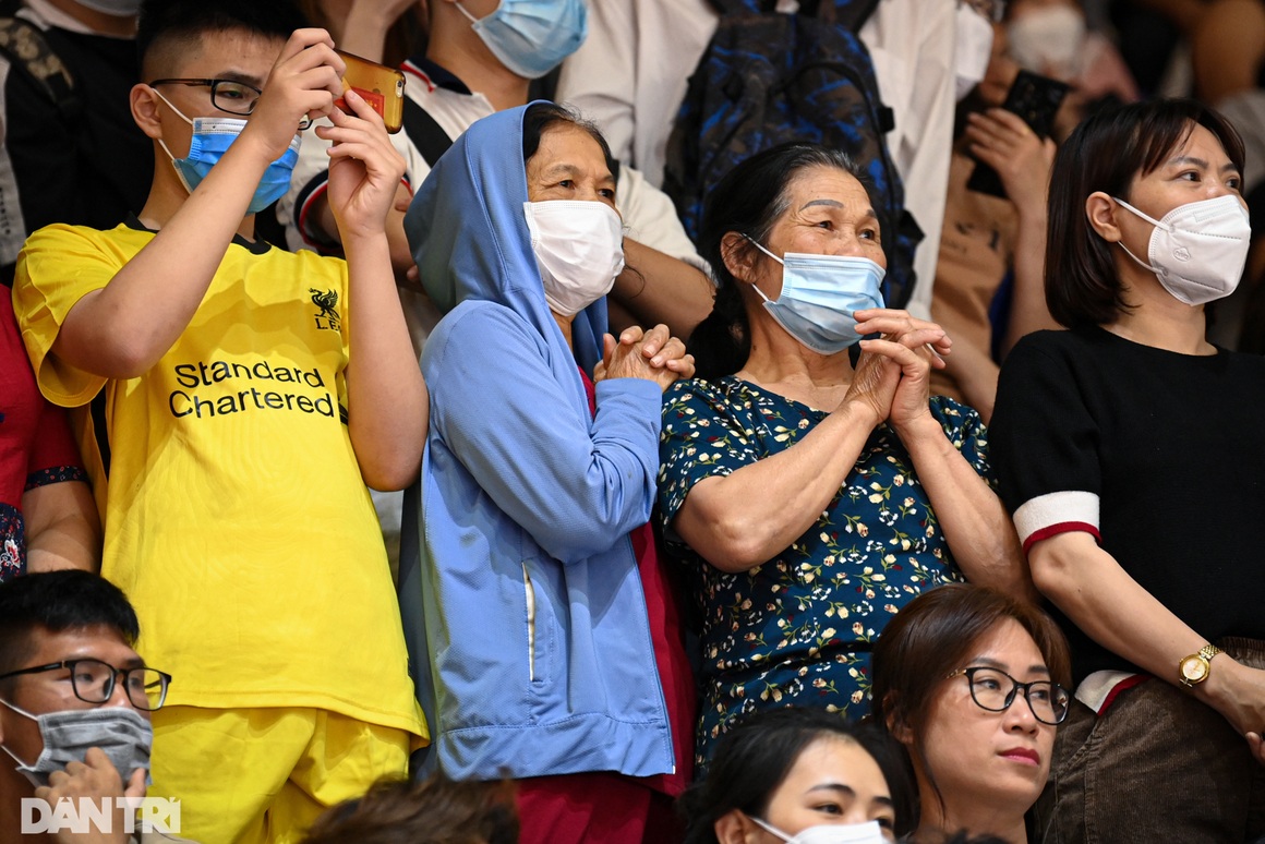 Người lớn tuổi, trẻ nhỏ cháy hết mình cổ vũ tại chảo lửa Thanh Trì - 8 Người lớn tuổi, trẻ nhỏ cháy hết mình cổ vũ tại chảo lửa Thanh Trì - 8