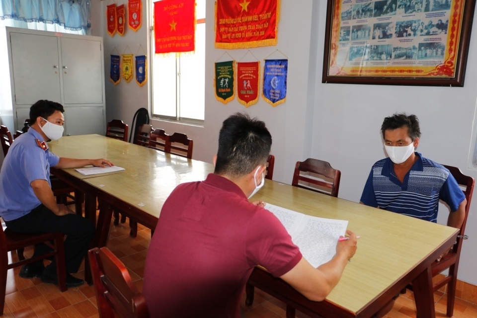 Bị khởi tố vì không đeo khẩu trang và chống đối người thi hành công vụ - 2 Bị khởi tố vì không đeo khẩu trang và chống đối người thi hành công vụ - 2