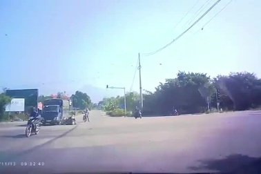 Vượt đèn đỏ với tốc độ “bàn thờ”, cặp đôi tông thẳng vào xe tải