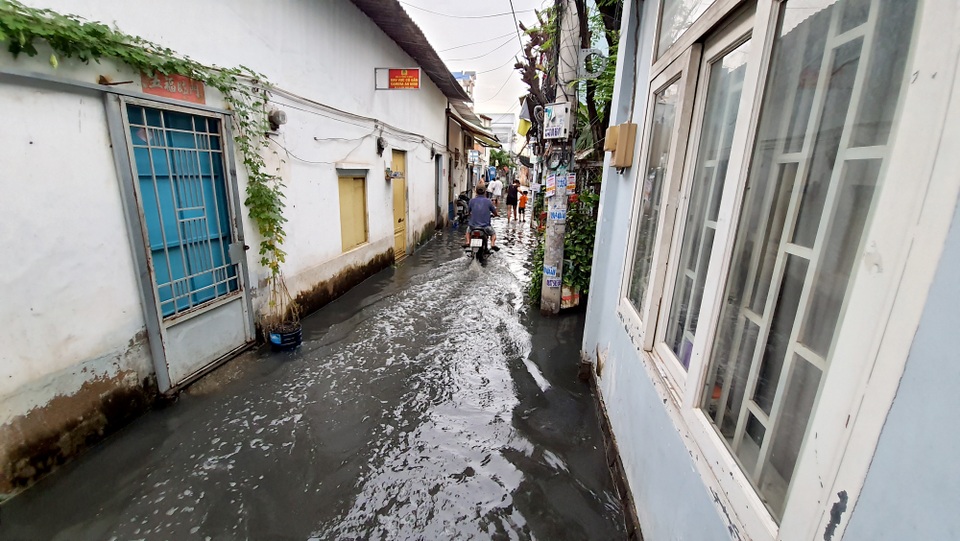 Người Sài Gòn lội nước triều cường đen ngòm về nhà sau giờ tan tầm - 7