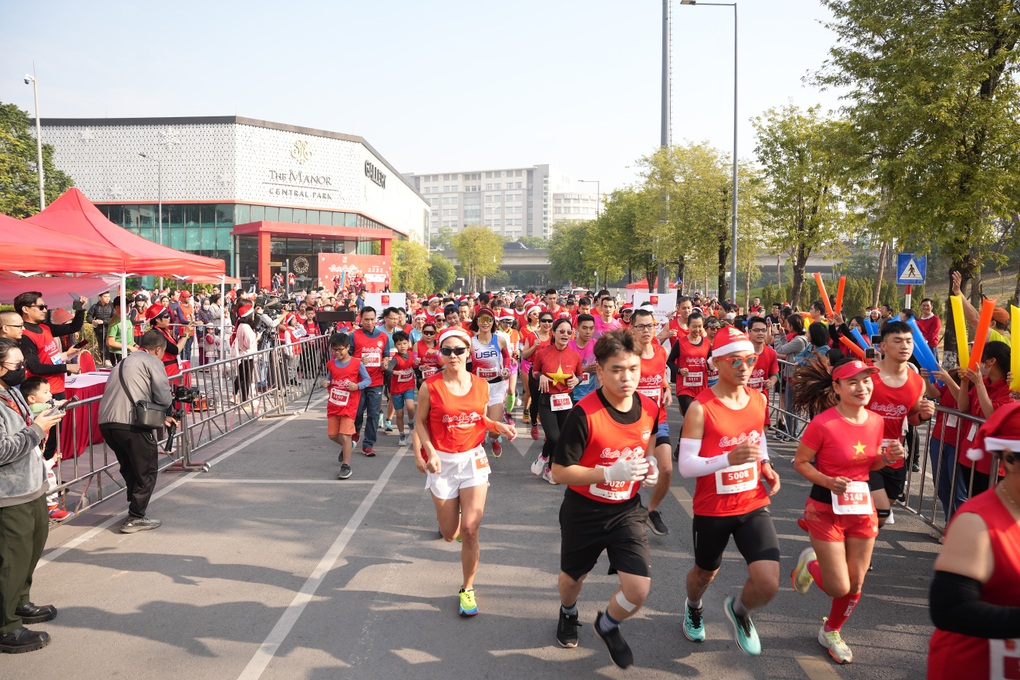 Santa Run lan tỏa năng lượng tích cực từ những bước chạy - 3 Santa Run lan tỏa năng lượng tích cực từ những bước chạy - 3