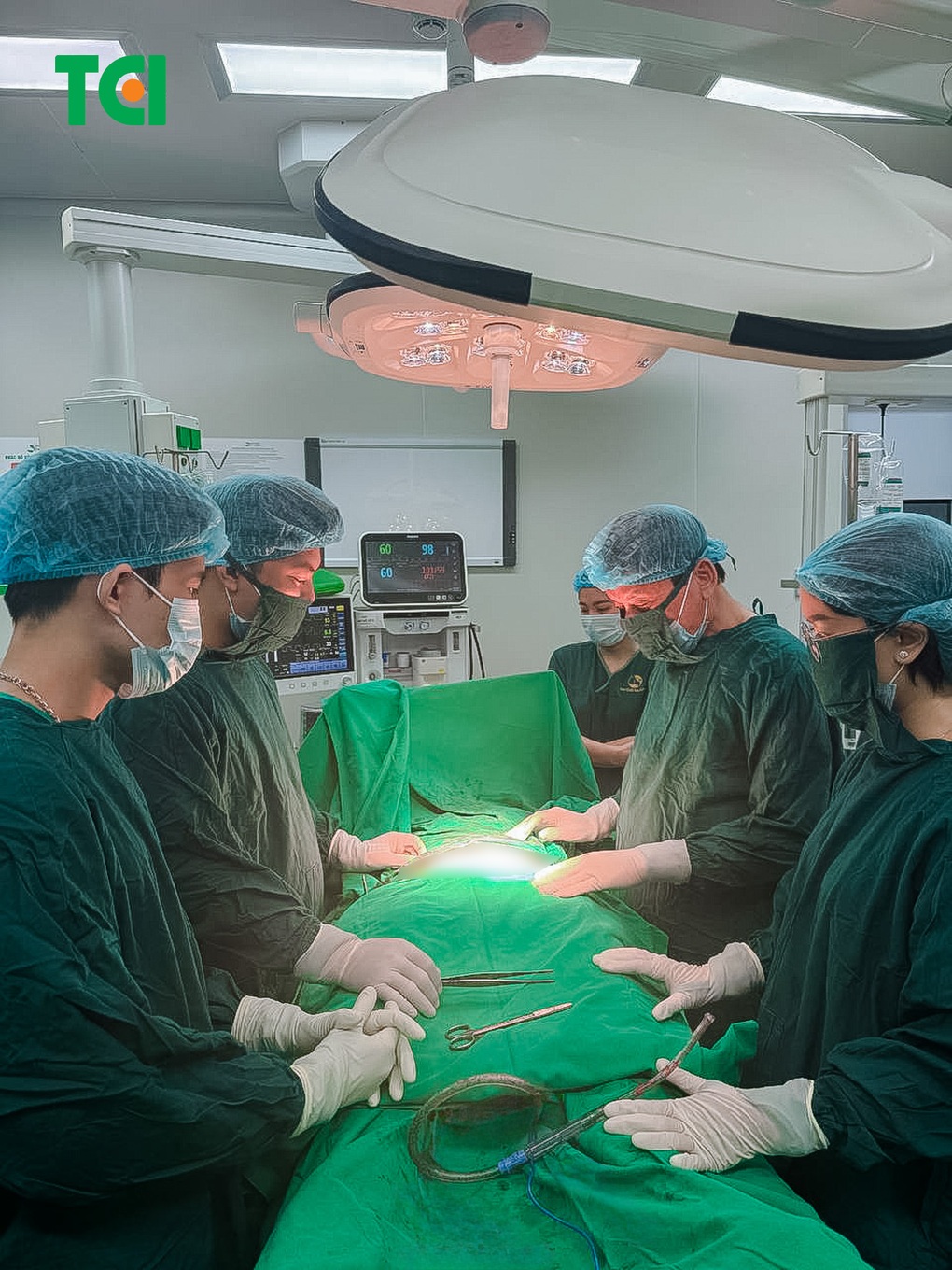 Cứu sống sản phụ bị vỡ tử cung do tai nạn giao thông - 1 Cứu sống sản phụ bị vỡ tử cung do tai nạn giao thông - 1