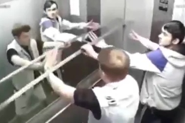 Trò nghịch dại của hai thanh niên khiến người khác lĩnh hậu quả