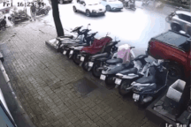 Xe dừng giữa đường, người ngồi sau mở cửa gây tai nạn bị phạt như thế nào?