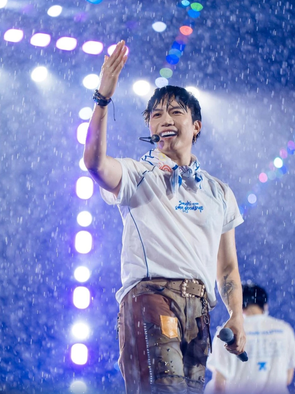 View - Hàng chục nghìn người đội mưa xem dàn "Anh trai say hi" hát và… khóc | Báo Dân trí