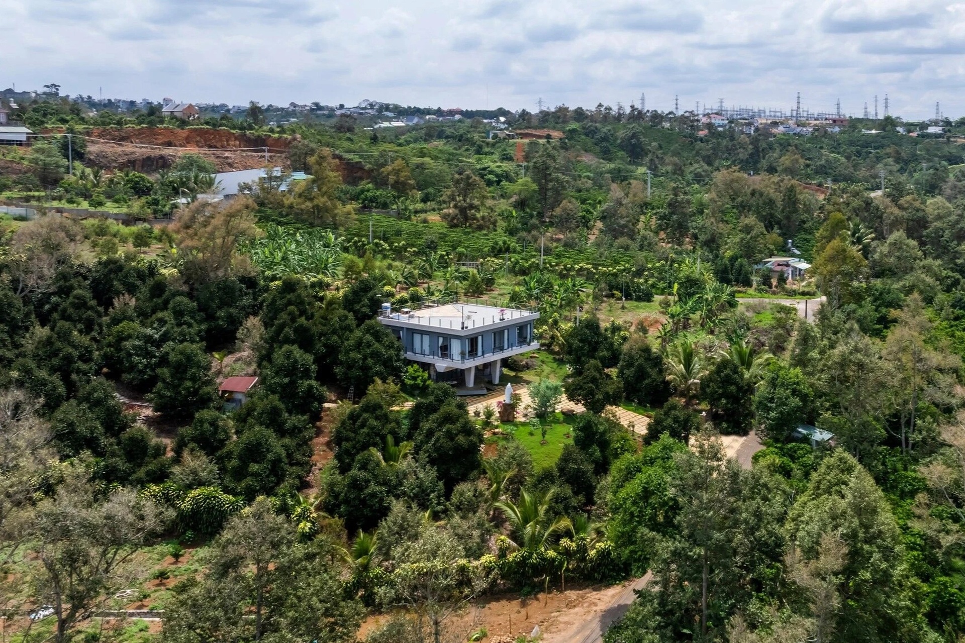 Nhà ở Lâm Đồng lấy cảm hứng từ dầm cầu, 4 mặt cửa kính ngập ánh sáng - 1 Nhà ở Lâm Đồng lấy cảm hứng từ dầm cầu, 4 mặt cửa kính ngập ánh sáng - 1