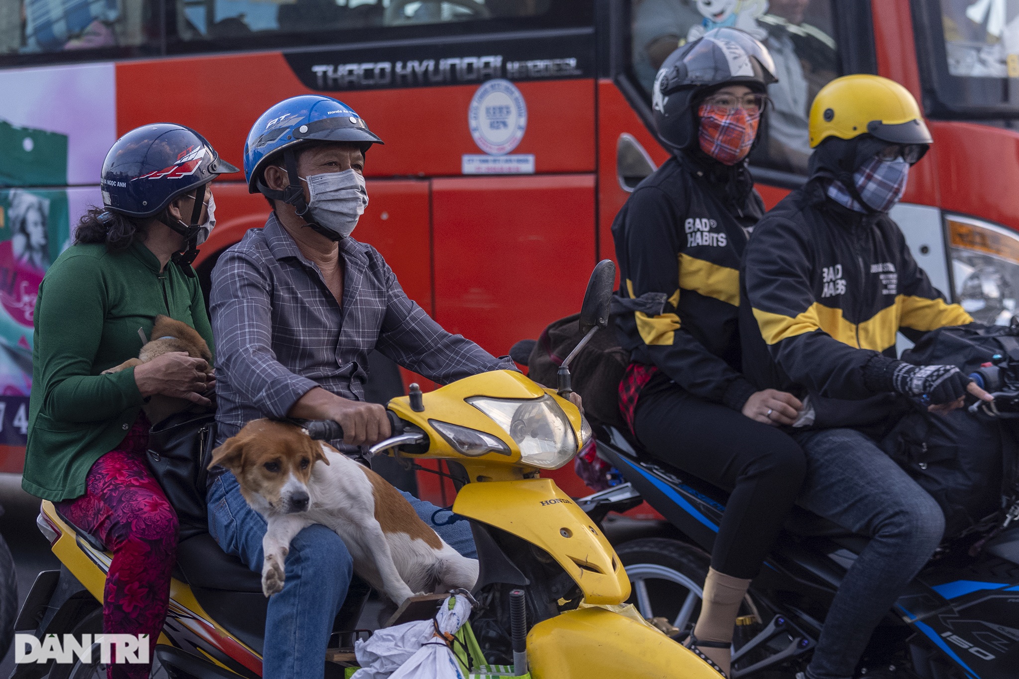 Người dân trở lại Sài Gòn sớm, giao thông cửa ngõ ùn tắc, hỗn loạn - 20 Người dân trở lại Sài Gòn sớm, giao thông cửa ngõ ùn tắc, hỗn loạn - 20