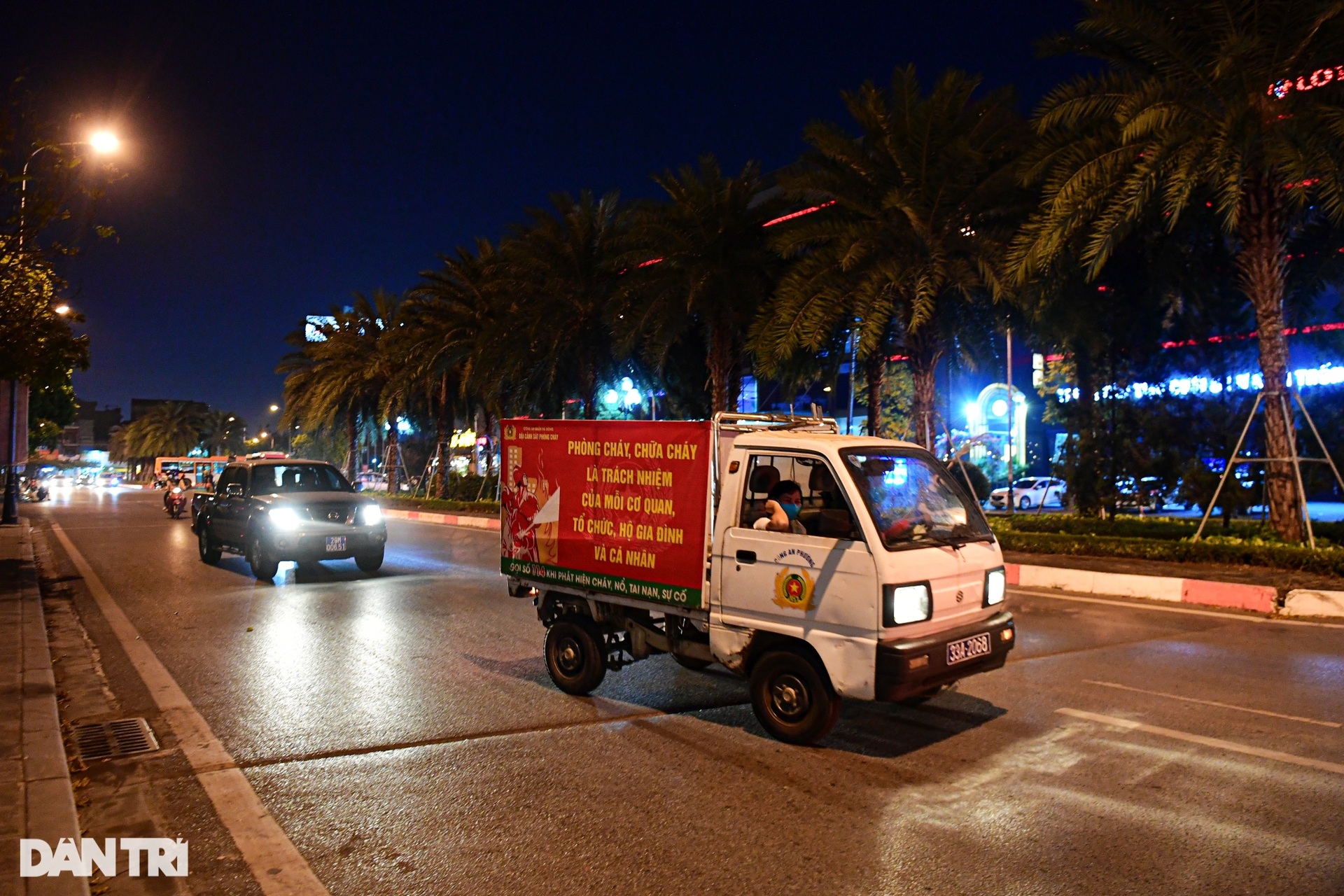 Hà Nội: Xuyên đêm phun thuốc diệt muỗi chặn dịch sốt xuất huyết - 9 Hà Nội: Xuyên đêm phun thuốc diệt muỗi chặn dịch sốt xuất huyết - 9
