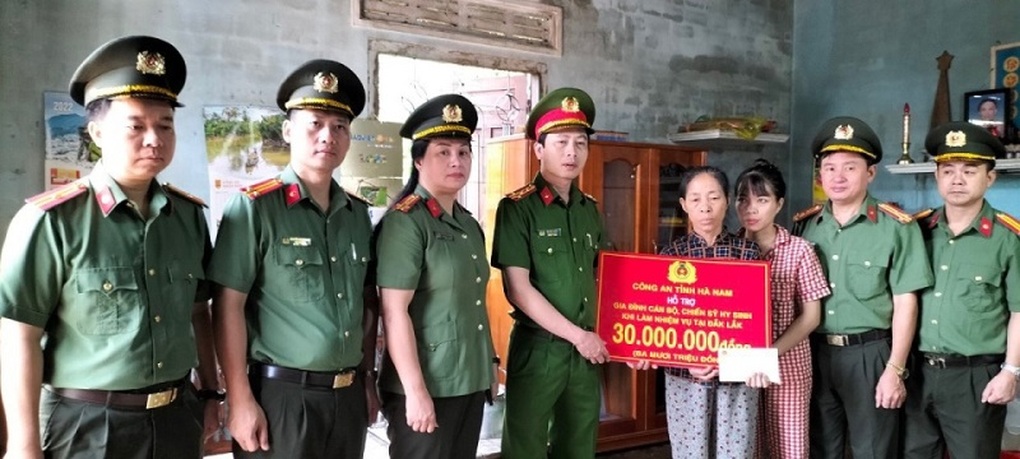 Thăm hỏi gia đình liệt sĩ, cán bộ bị thương ở Đắk Lắk - 1 Thăm hỏi gia đình liệt sĩ, cán bộ bị thương ở Đắk Lắk - 1