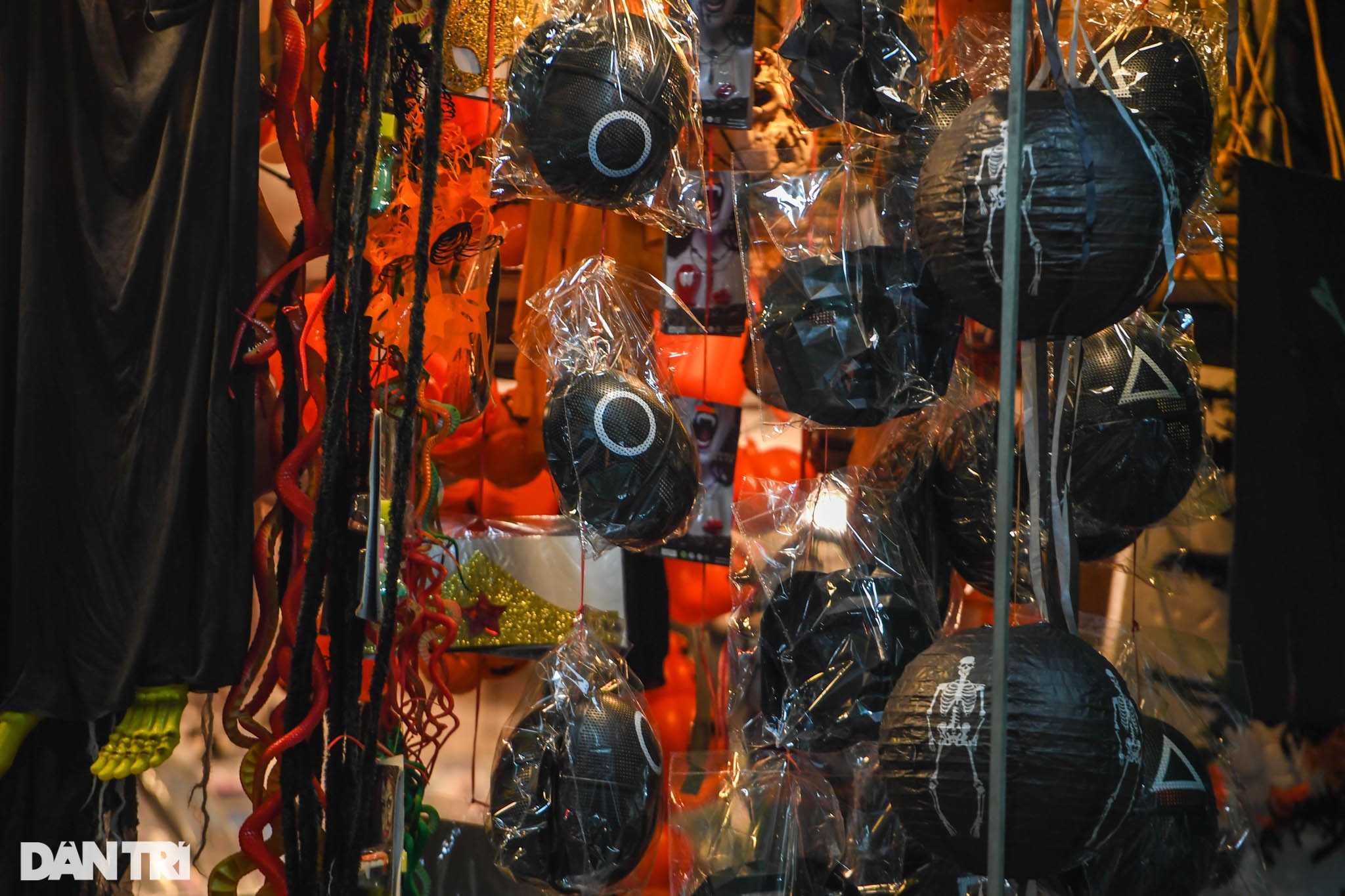 Phố đồ chơi Hàng Mã ảm đạm, vắng khách trong ngày cận kề dịp lễ Halloween - 15 Phố đồ chơi Hàng Mã ảm đạm, vắng khách trong ngày cận kề dịp lễ Halloween - 15