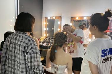 "Mất mùa" cưới vì Covid-19, nghề trang điểm ế khách "khóc" như mưa