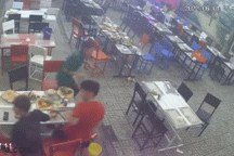 Gần 20 người xông vào quán nhậu đánh chém loạn xạ