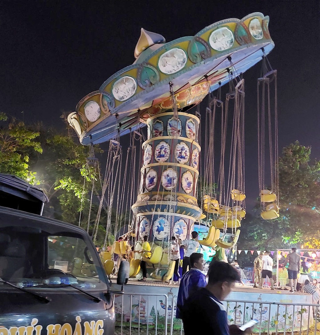 Đu quay Nhà thiếu nhi Thủ Đức bị nghiêng, nhiều trẻ em hốt hoảng - 1 Đu quay Nhà thiếu nhi Thủ Đức bị nghiêng, nhiều trẻ em hốt hoảng - 1