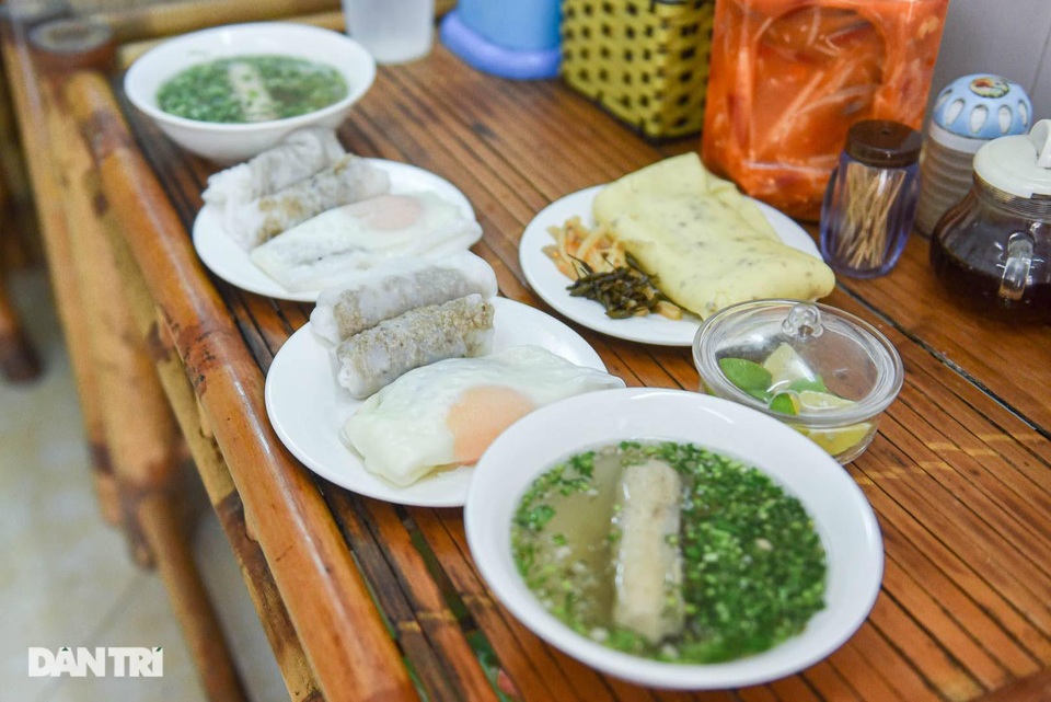 Lạ lùng bánh cuốn chan nước canh Lạ lùng bánh cuốn chan nước canh