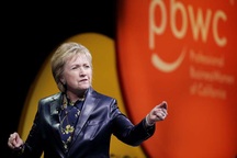 Bà Hillary Clinton tuyên bố “trở lại”