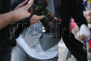 Kate Moss "tung chưởng" với đám paparazzi 