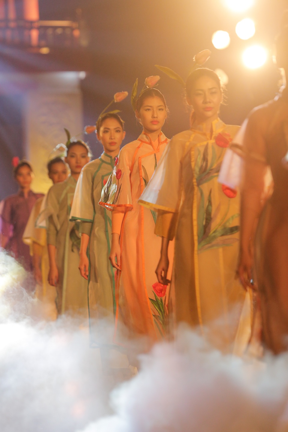 Tự hào Thế giới trong tà áo dài Việt - 16 Tự hào Thế giới trong tà áo dài Việt - 16