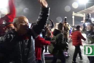 Các tuyển thủ U23 Việt Nam cùng HLV Park Hang-seo chạy vòng quanh sân chào khán giả