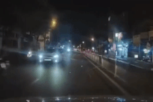 Người đi xe máy ngã vào đầu taxi rồi đánh tài xế ở TPHCM