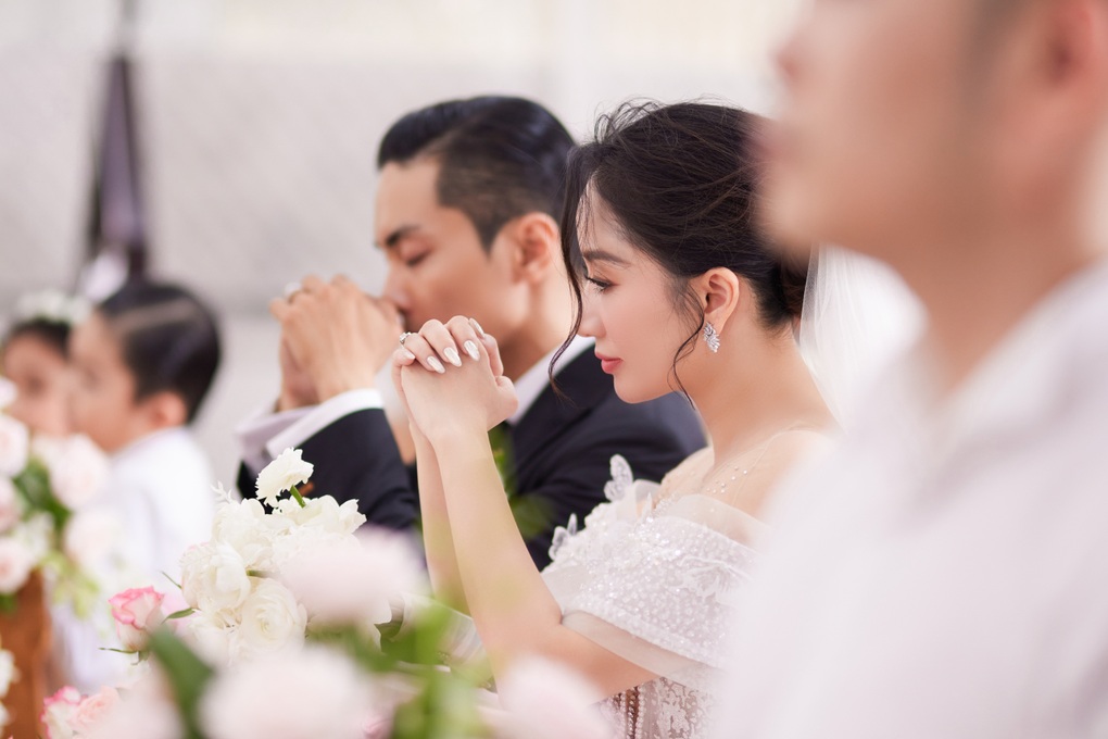 Con trai 7 tuổi có cử chỉ gây xúc động tại lễ cưới Khánh Thi - Phan Hiển - 9 Con trai 7 tuổi có cử chỉ gây xúc động tại lễ cưới Khánh Thi - Phan Hiển - 9