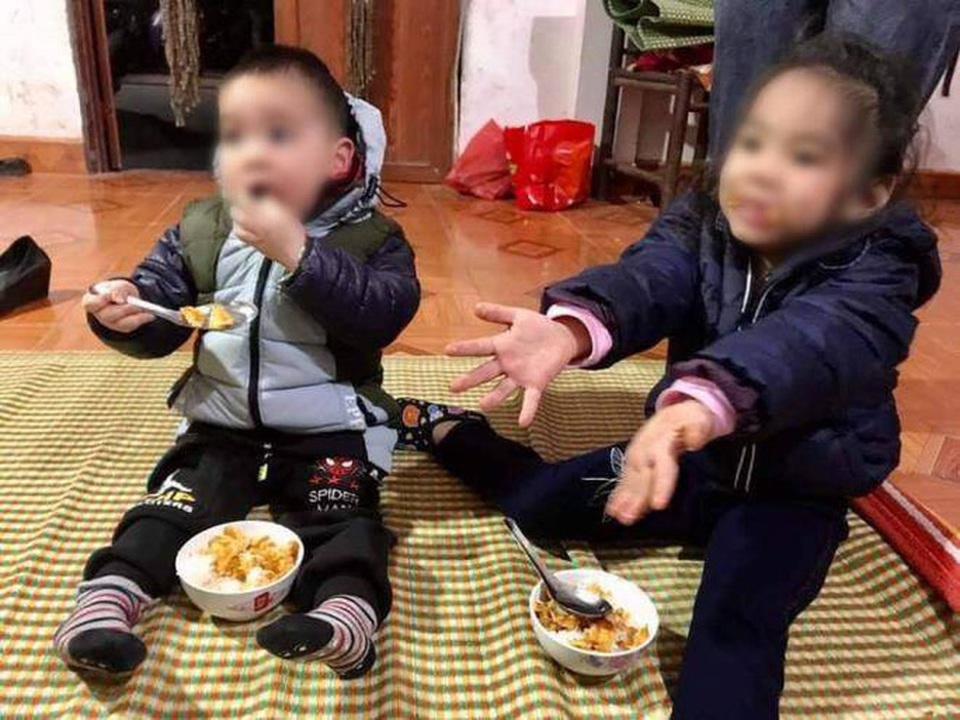 2 cháu bé bị bỏ trên đê giữa trời lạnh kèm dòng chữ bố mẹ đều đã chết, nhờ nuôi hộ - 1 2 cháu bé bị bỏ trên đê giữa trời lạnh kèm dòng chữ bố mẹ đều đã chết, nhờ nuôi hộ - 1